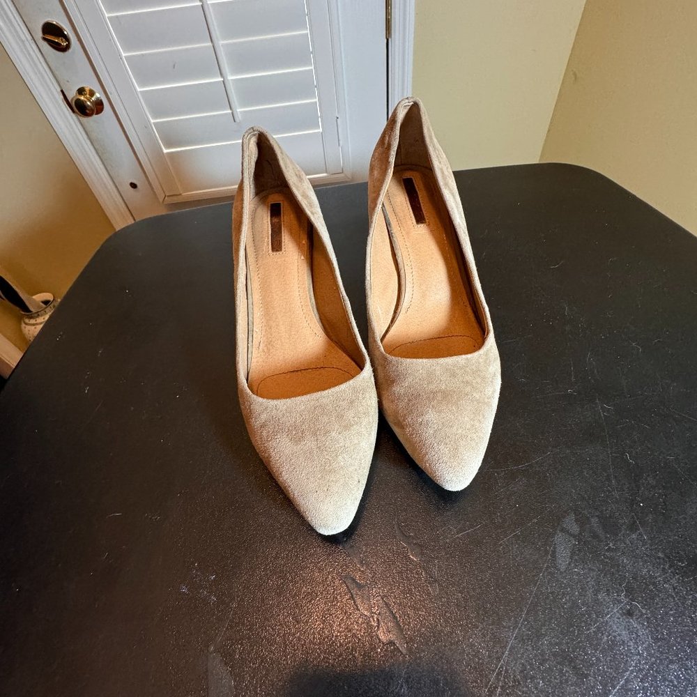Tahari size 7.5 tan suede pumps